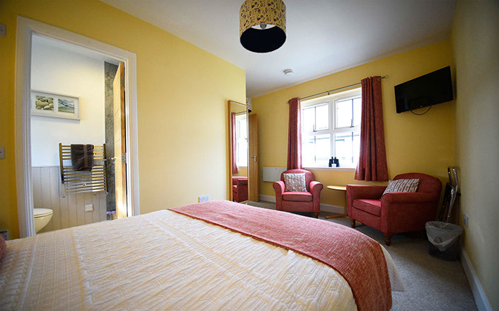 Heatherfield House Self Catering Accommodation contains a King Size Double Bed En Suite Bathroom and WIFI